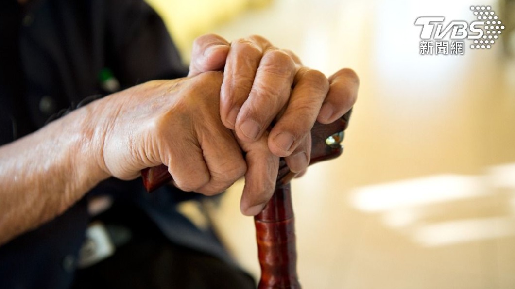 老翁從家中醒來後,發現自己被蝙蝠咬傷。(示意圖/shutterstock 達志影像)