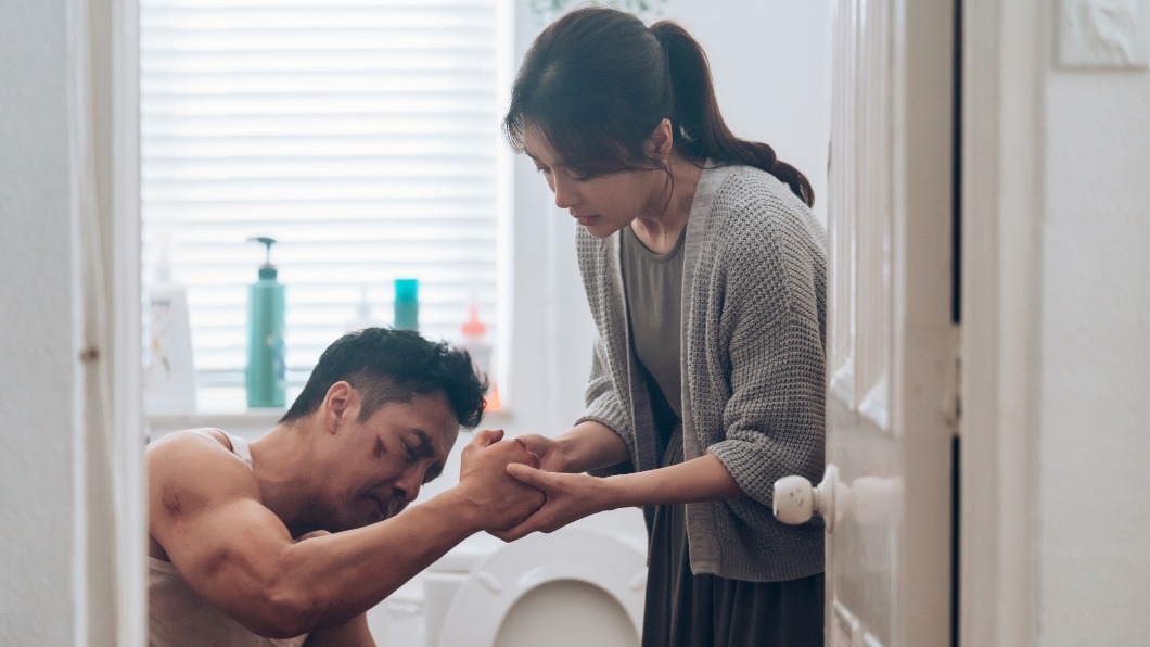 秦嵐在電影《怒火》中飾演甄子丹的妻子。(圖/華映提供)