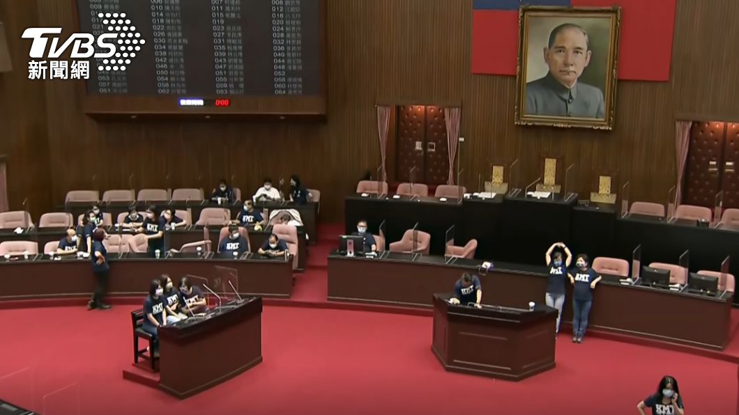 立法院議事再度攻防!藍委集體動員占領官員席