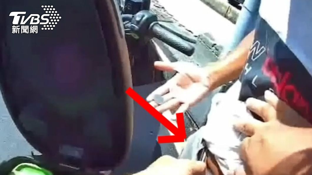 車牌污損遭警盤查 騎士手狂抖...原來「皮帶頭藏毒」