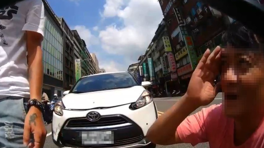 沒被撞過?轎車紅燈沒煞撞外送員 拒報警竟嗆三字經毆打