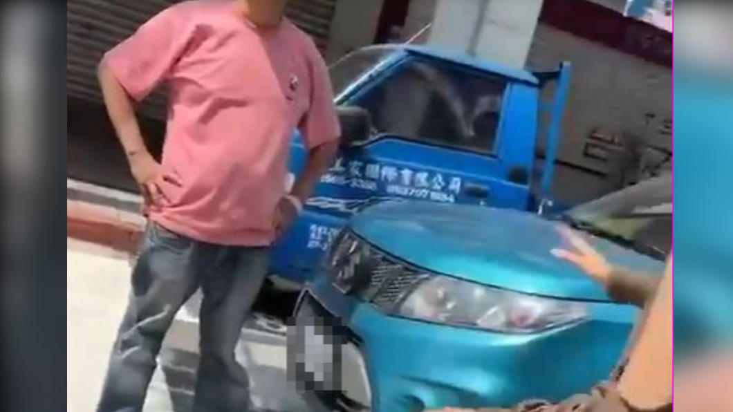 轎車駕駛一度擋在路中央。(圖/翻攝自爆料公社 臉書)