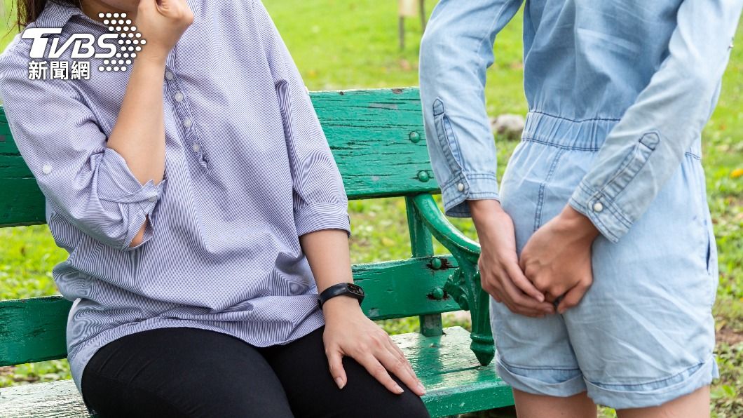 放屁若出現帶腐臭或血腥的異味,務必要盡速就醫檢查。(示意圖/shutterstock達志影像)