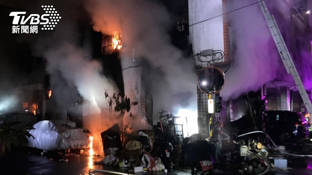 台中美村路住宅凌晨火警1死8傷 疑電線走火釀災