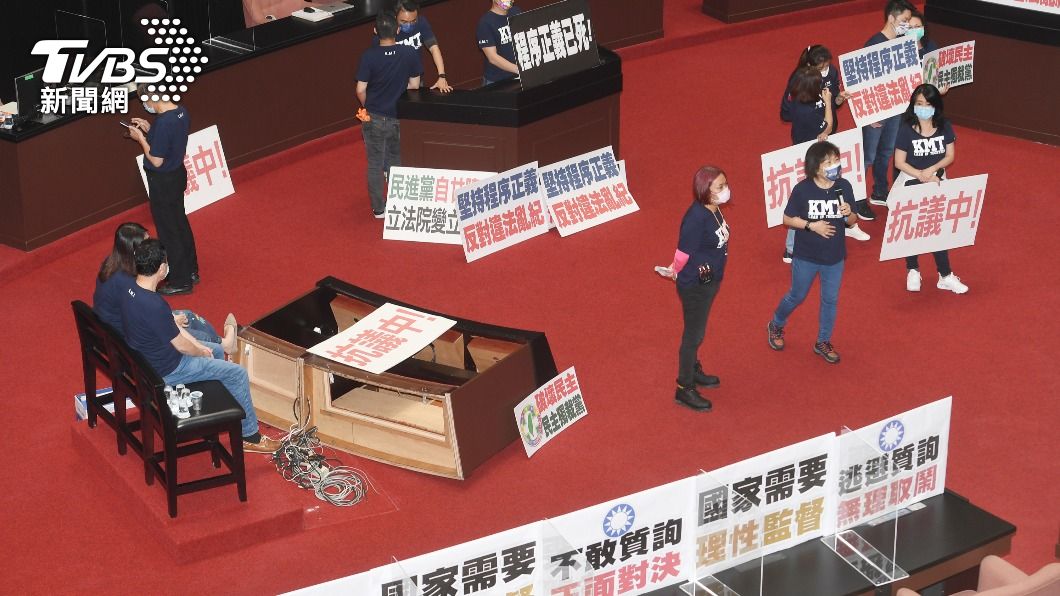 藍委推倒議場官員備詢台杯葛 立院院會持續空轉