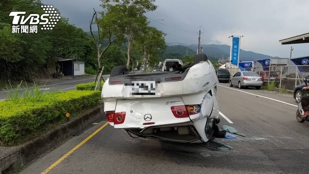 開車忙著滑手機!男失控撞安全島 毀4車撞進新竹物流