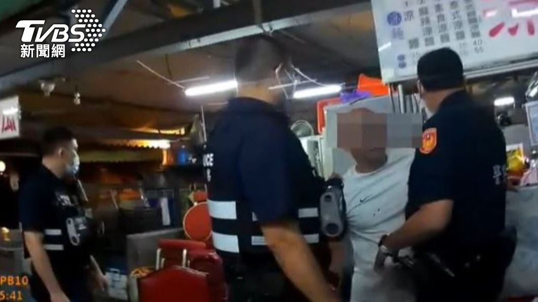 警方到場將人逮捕。(圖/TVBS)