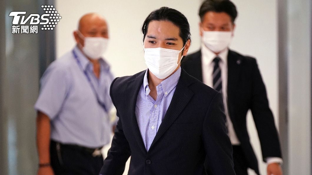 小室圭在27日以馬尾造型返回日本。(圖/達志影像美聯社)