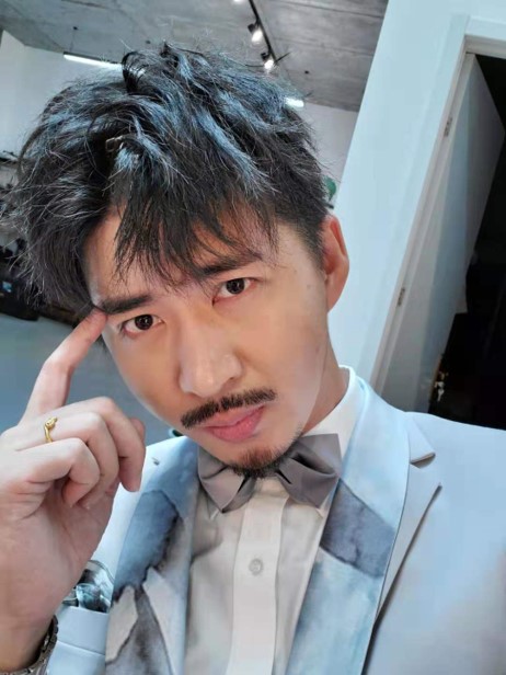 陳秋實過去的模樣和現今相差許多。(圖/翻攝自陳秋實推特)