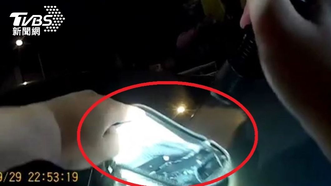 開車左右飄移遇臨檢心虛!警一查竟是通緝犯「還帶槍」