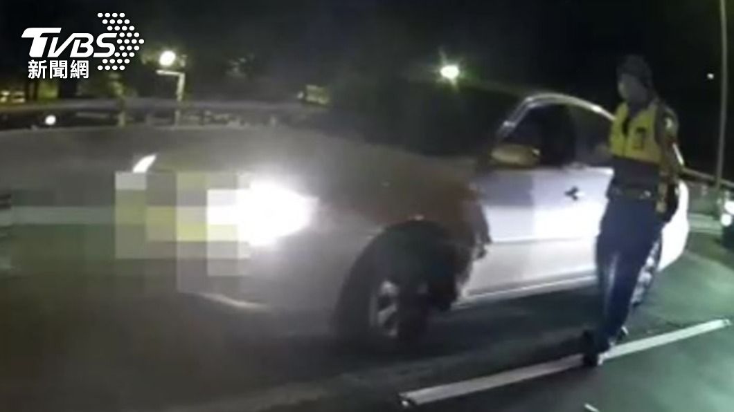 員警發現車輛形跡可疑。(圖/TVBS)