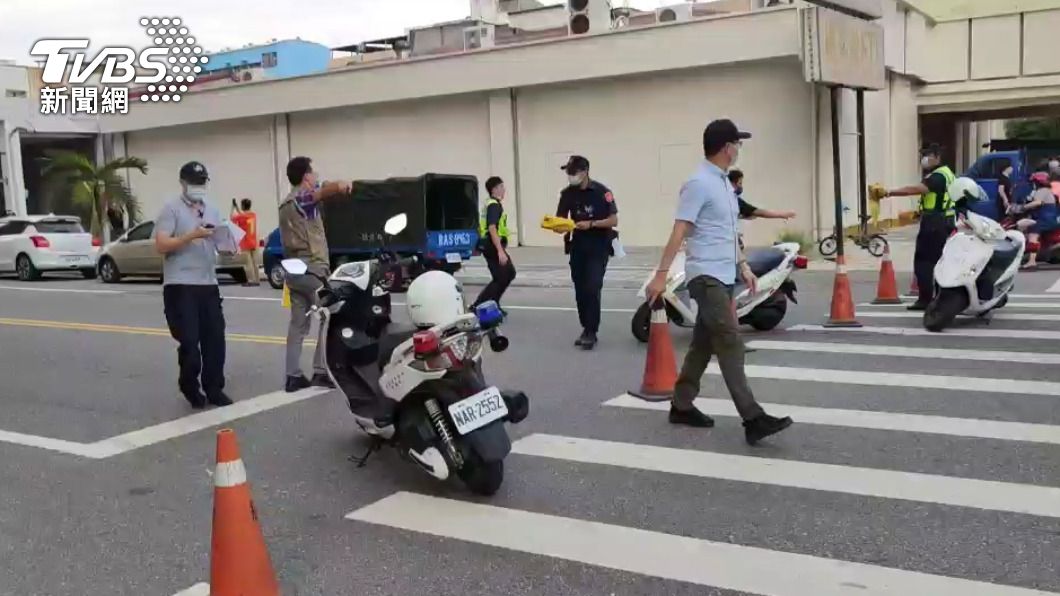 花蓮漫波假期飯店拆除不慎突然倒塌。(圖/TVBS)