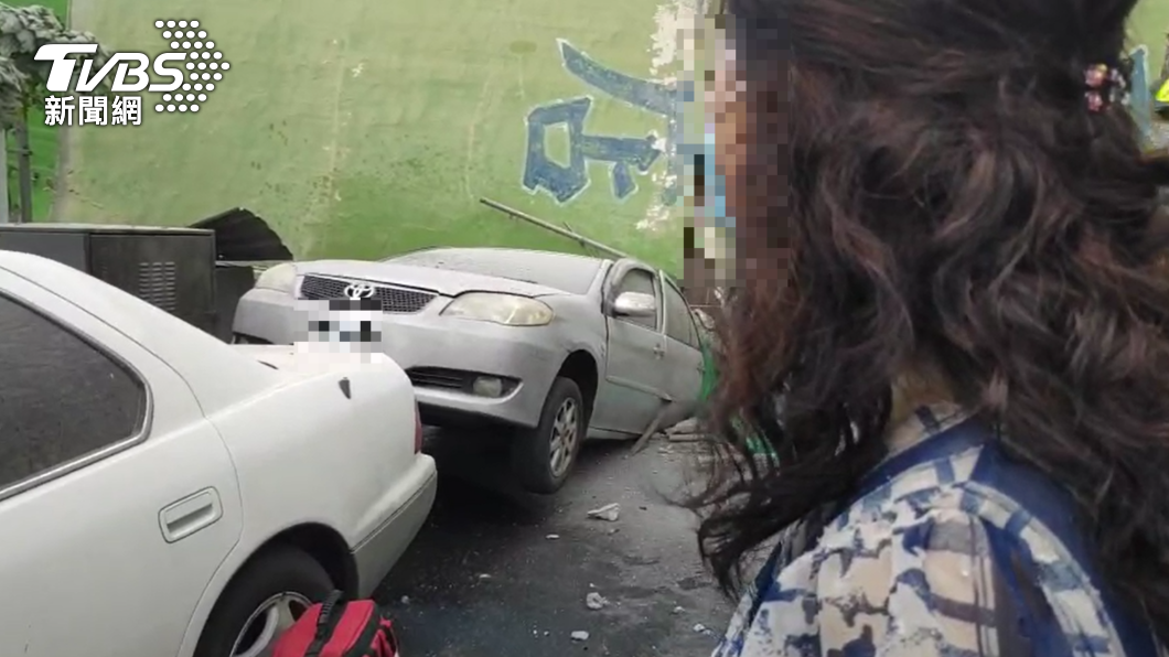 女子停車在附近,車輛慘遭建築壓毀。(圖/TVBS)