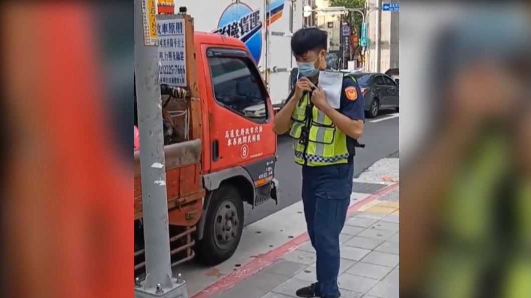 男違停竟跳上拖吊車！遭上銬PO網討拍被打臉