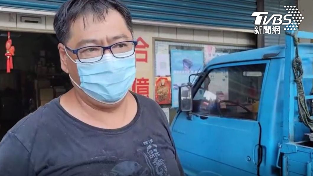 修車店老闆還原目擊過程。(圖/TVBS)