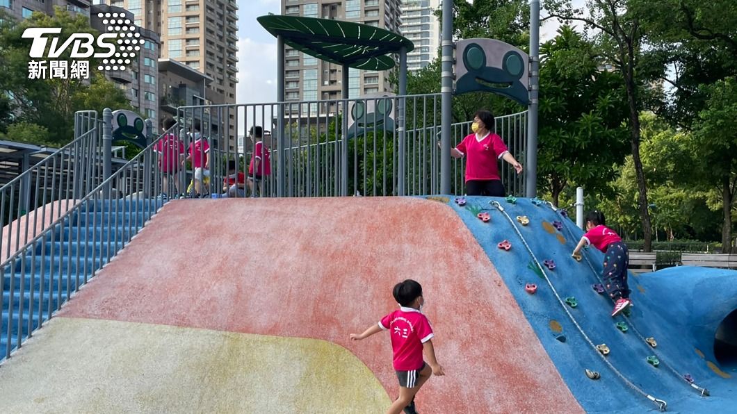 可以溜小孩了！北市公園兒童遊樂場解封　每日消毒