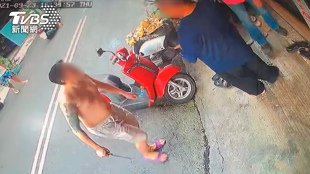 高雄雙刀男失控闖鄰宅!揮刀架頸作勢砍人 恐怖畫面曝光