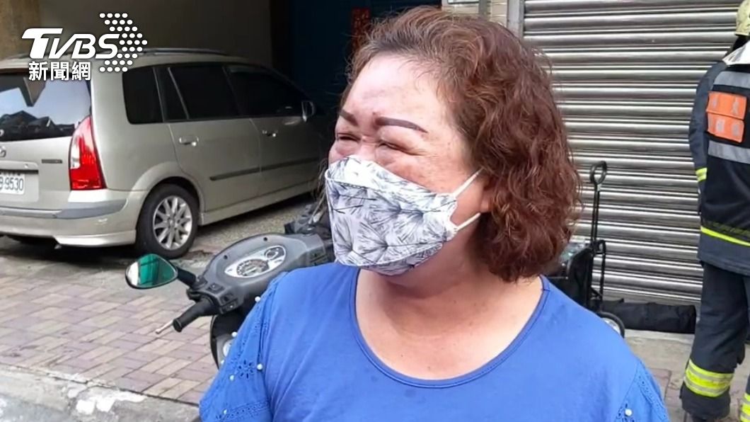 鄰居目擊火警哭著說真的很可怕。（圖／TVBS）
