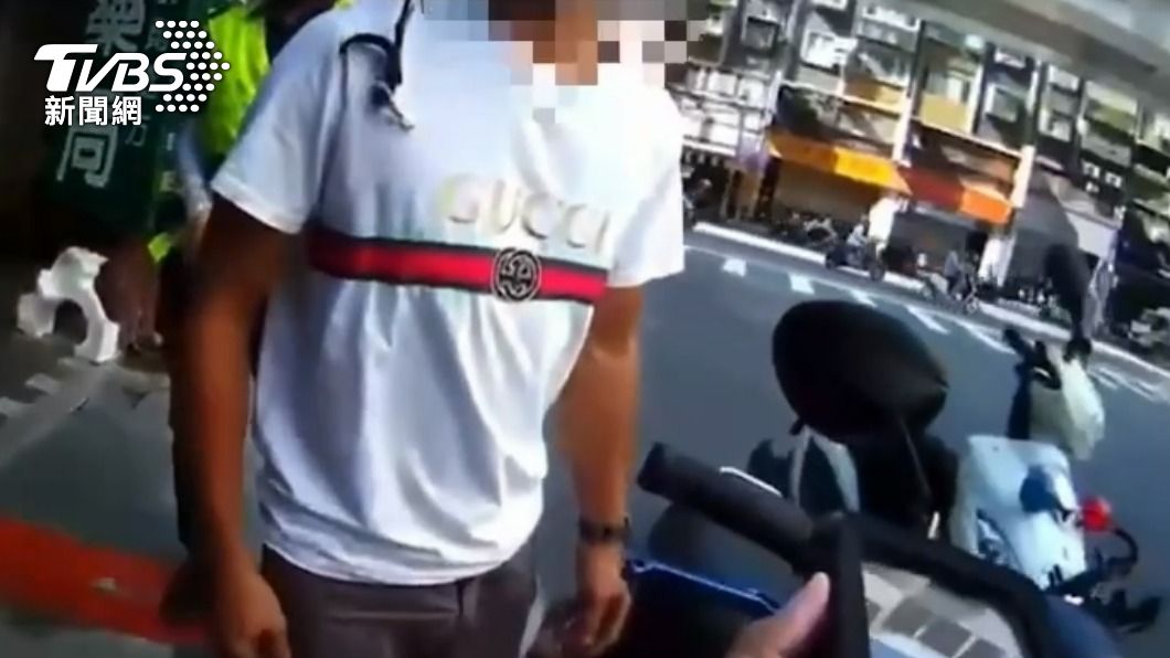 李男一開始還假意配合警方攔查。(圖/TVBS)