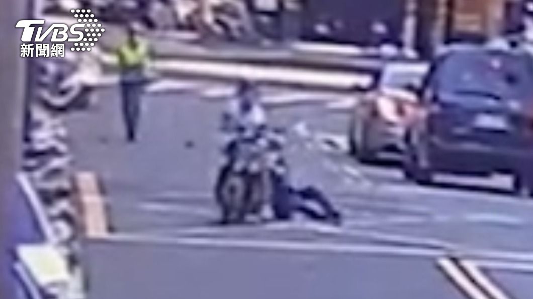 影像曝光！通緝犯拒檢撞人還拖行　菜鳥警負傷拽車逮人