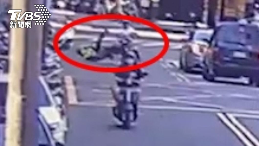 李男撞倒員警後仍未停車拖行另一名警察。(圖/TVBS)