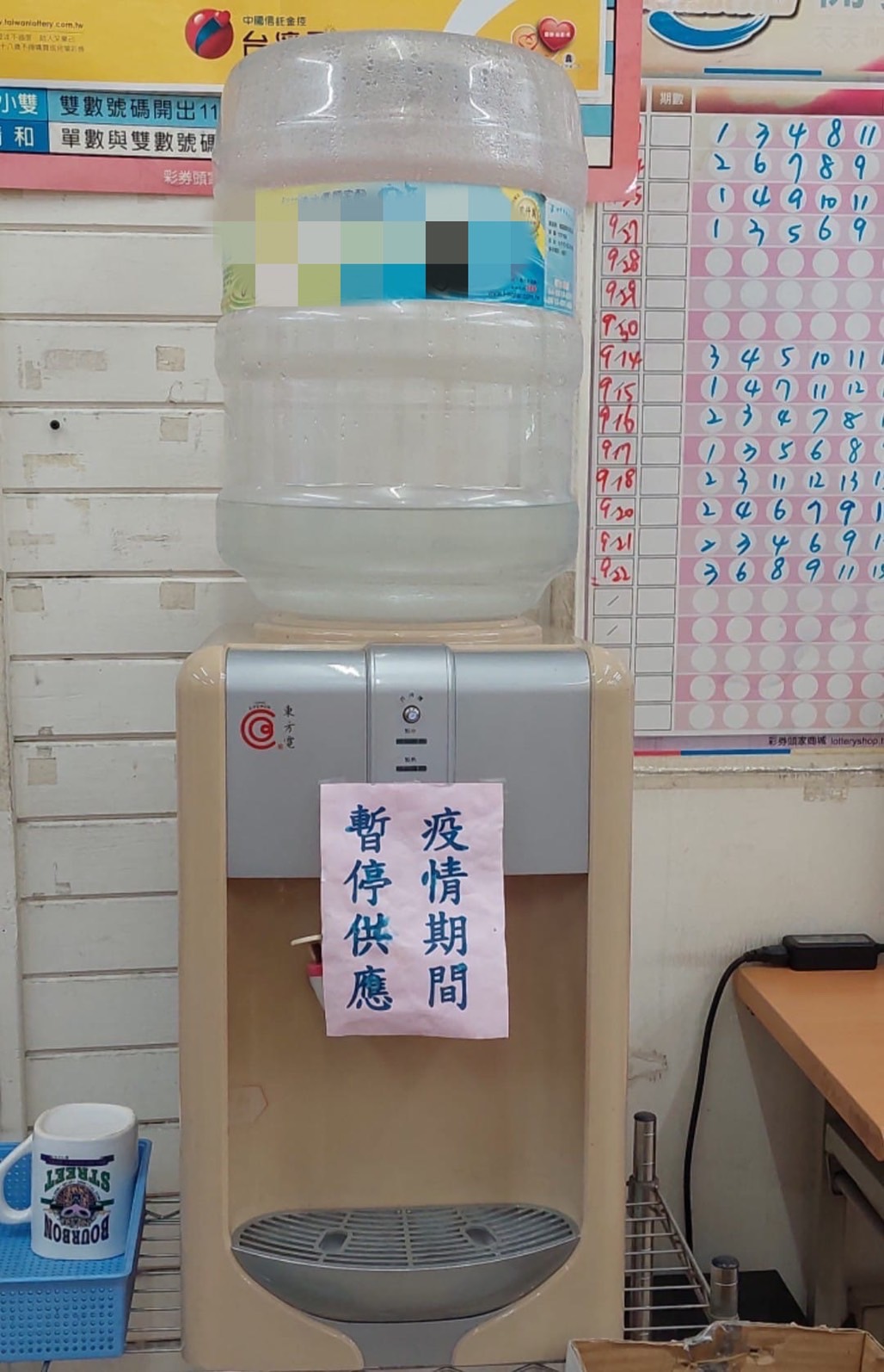 原PO早已在機器上貼未供應的警語。(圖/翻攝自爆怨2公社臉書)