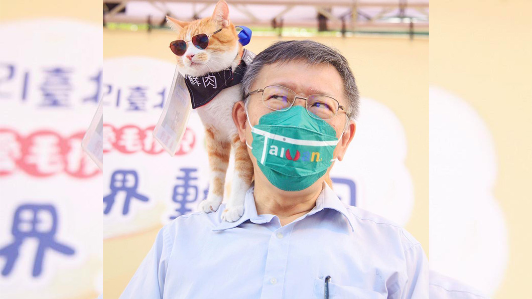 牠狠踩肩上!柯文哲表情超有戲 網臣服:要占領北市了
