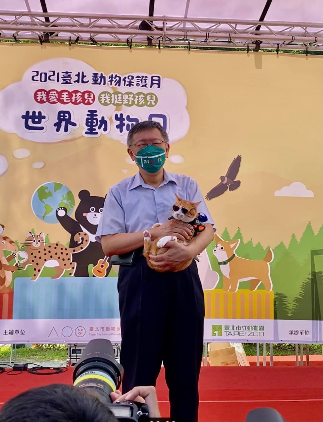 柯文哲抱著阿蹼仔。(圖/翻攝自貓界小鮮肉-阿蹼仔臉書)