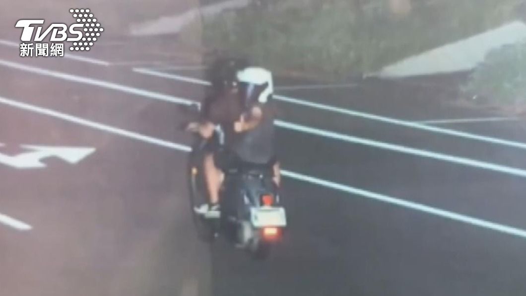 挑釁公權力!口罩戴車牌、測速槍比讚 女貪玩後果超昂貴