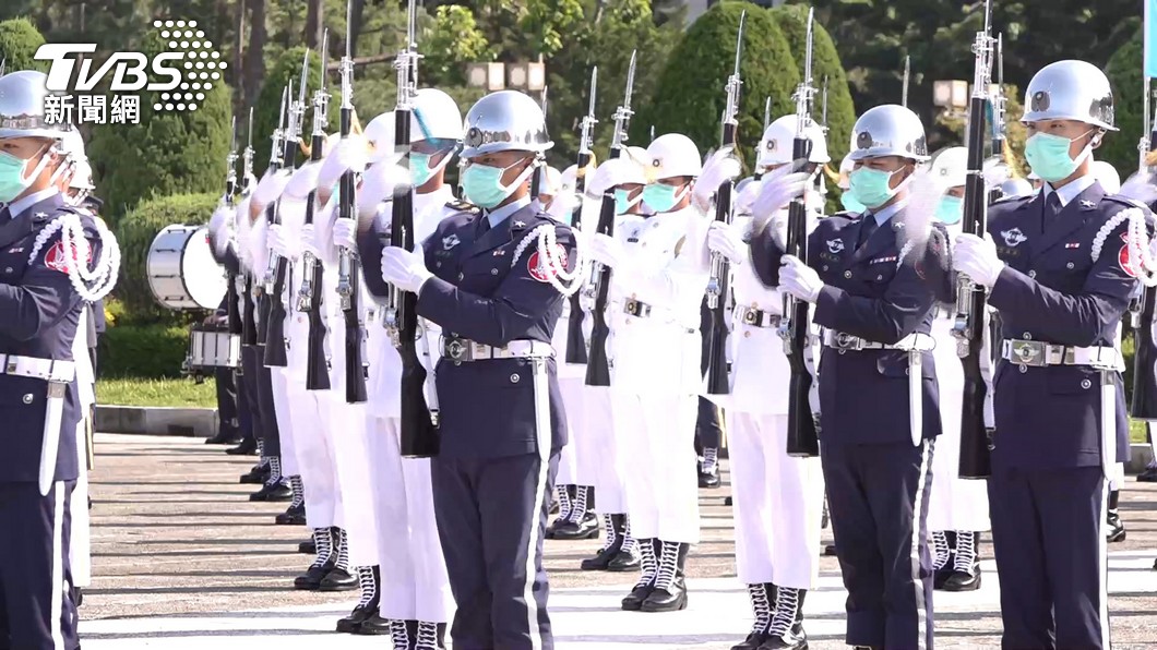 儀隊的訓練相當辛苦,圖為國軍樂儀隊在雙十表演。(圖/TVBS資料畫面)