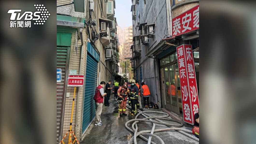 消防人員到場緊急佈水線灌救。（圖／TVBS）