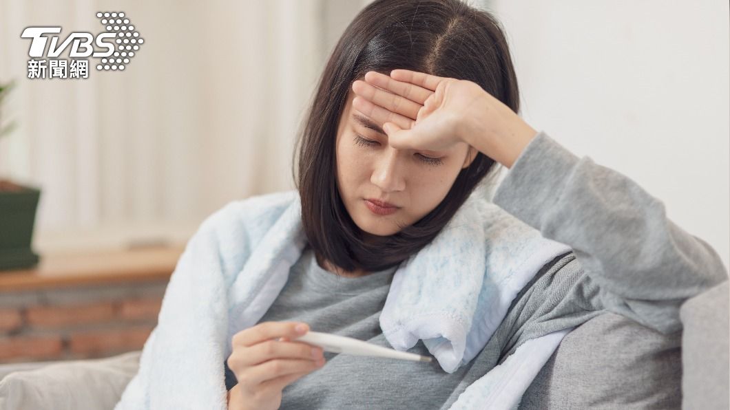 兩種疫苗同時施打有些人會出現發燒的症狀。（示意圖／shutterstock達志影像）