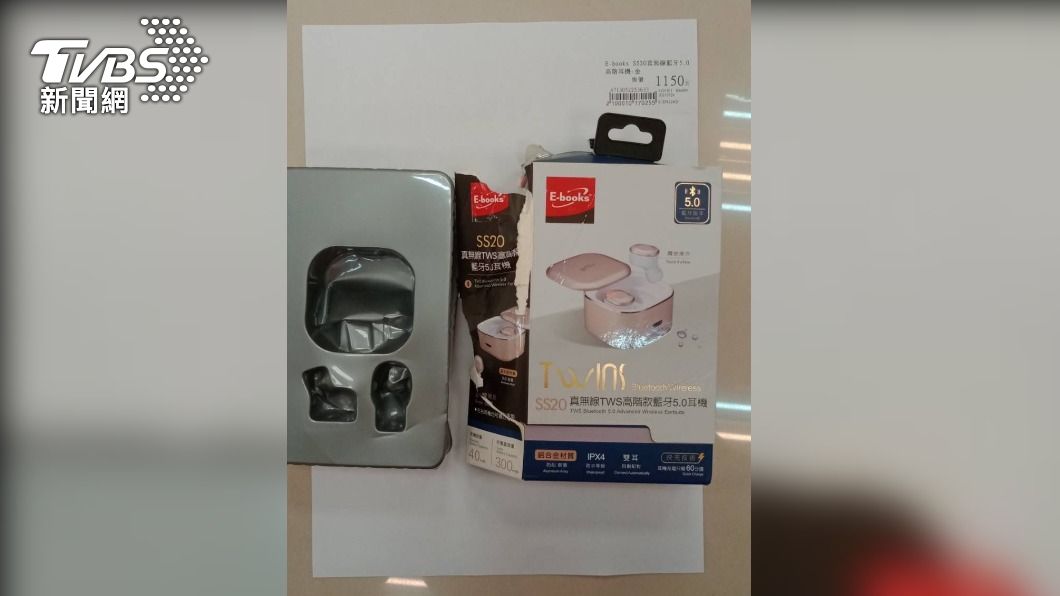 耳機壞了！阿伯直接拆新的來戴　店員見滿地包裝傻眼報警