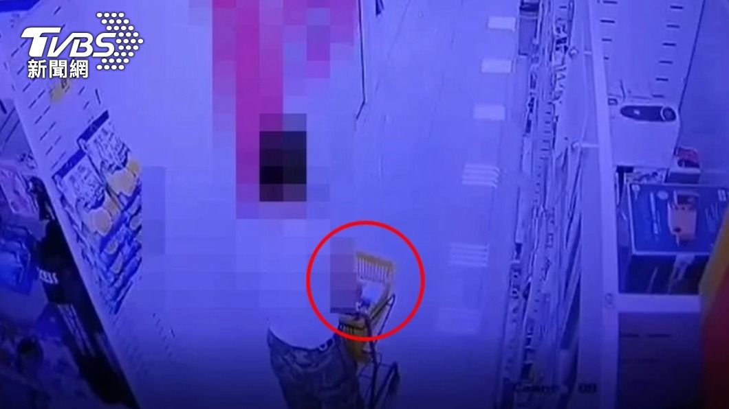 阿伯在店角落拆包裝盒。(圖/TVBS)