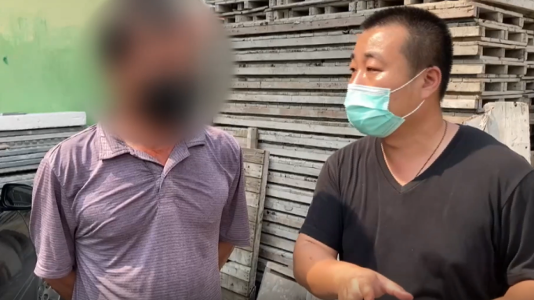 正義哥徐奕找到戳眼男家屬(圖左),楊男的哥哥現身說了多次拍謝。(圖/正義哥 徐奕提供)