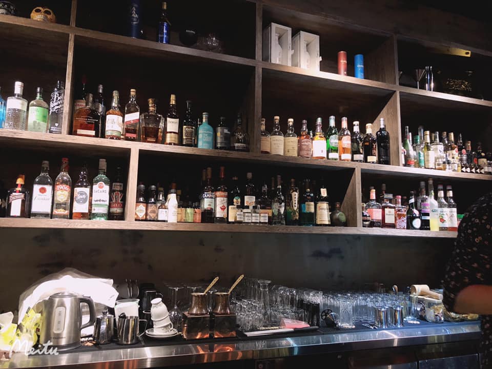 納豆投資的酒吧差點遭失控酒客波及。(圖/Mr. BEAN Taipei Facebook)