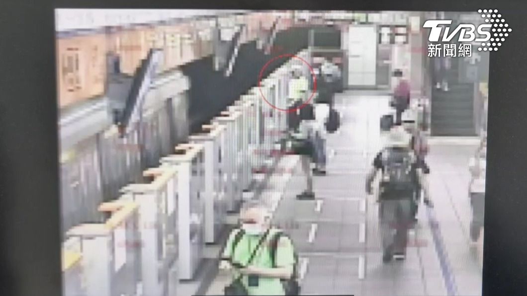 妻子已經走進捷運車廂,先生來不及上車,獨留在月台。(圖/TVBS)