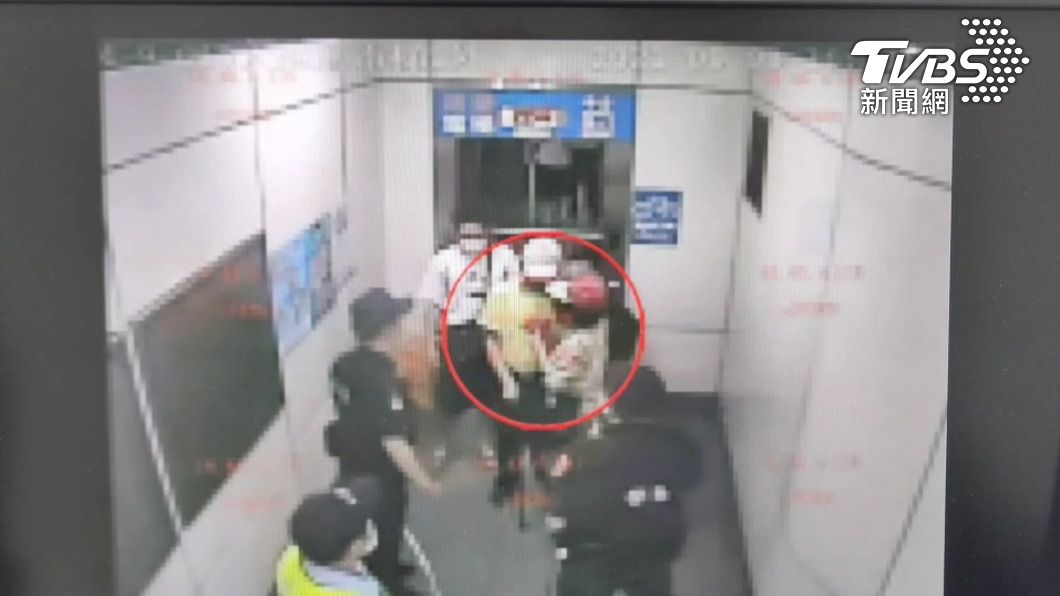 老先生搭捷運,每一站下車再上車找妻子。兩人團聚後妻擁抱先生。(圖/TVBS)