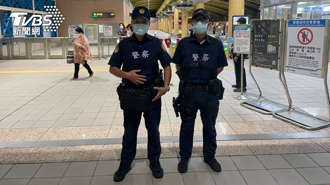 幫朱太太協尋先生的捷運警察(左)蔡爾博、(右)張煒。(圖/TVBS)