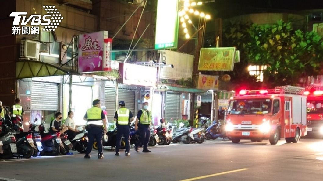 警消人員獲報後迅速趕抵現場。(圖/TVBS)