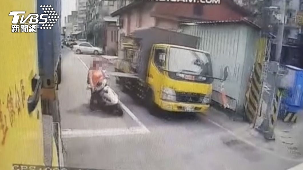 女騎士碰撞後重心不穩倒地。(圖/民眾提供)
