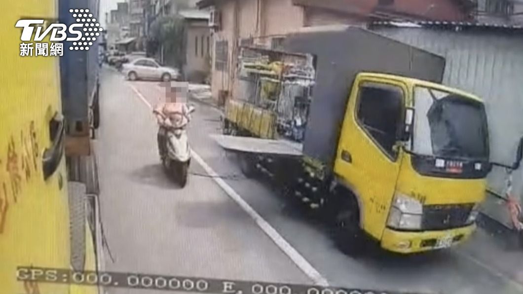 工程車側身的升降板未收起。(圖/民眾提供)