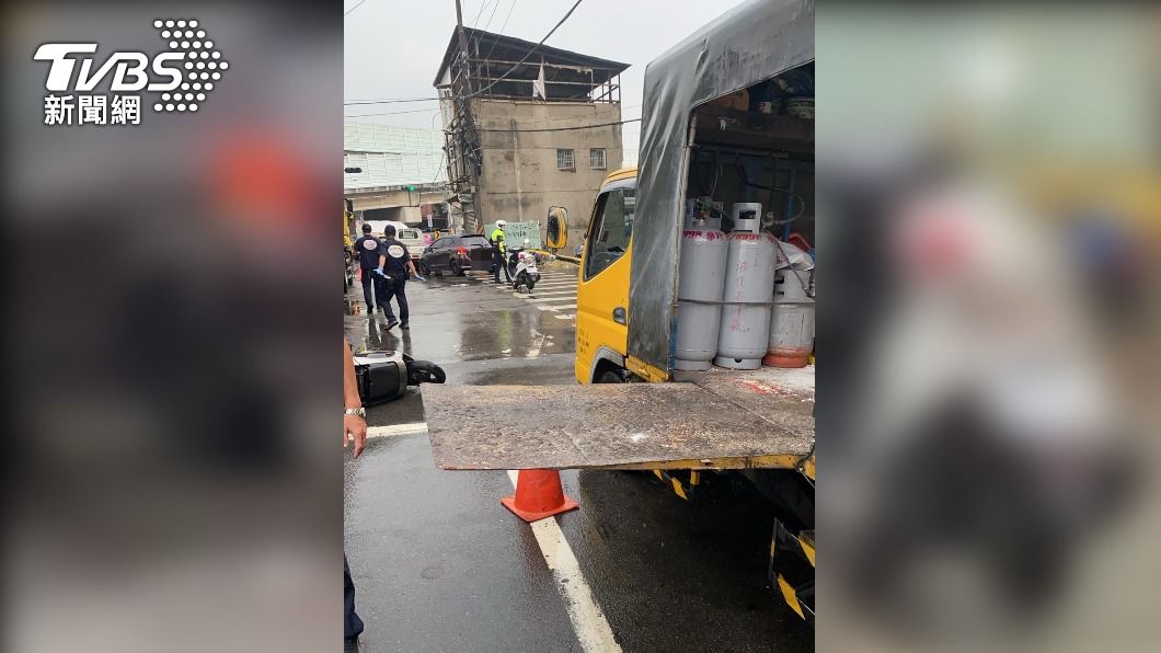 女騎士與工程車側升降板碰撞倒地遭輾。(圖/民眾提供)