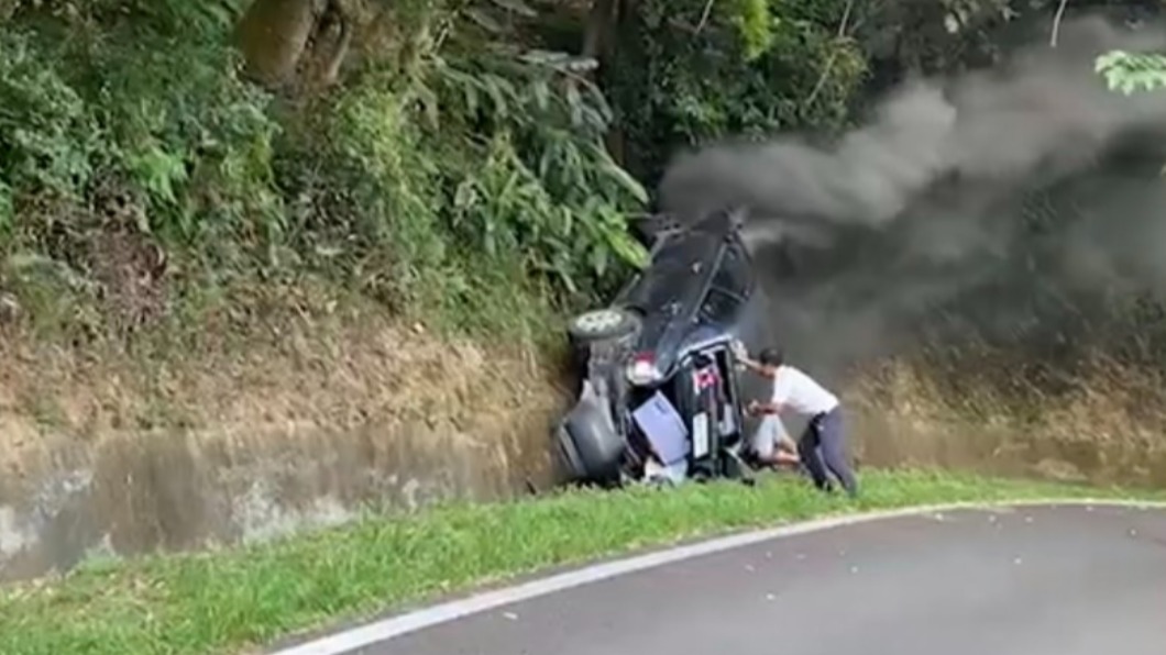 為閃前車右偏翻落山坡 起火前一刻...路人英勇救受困駕駛