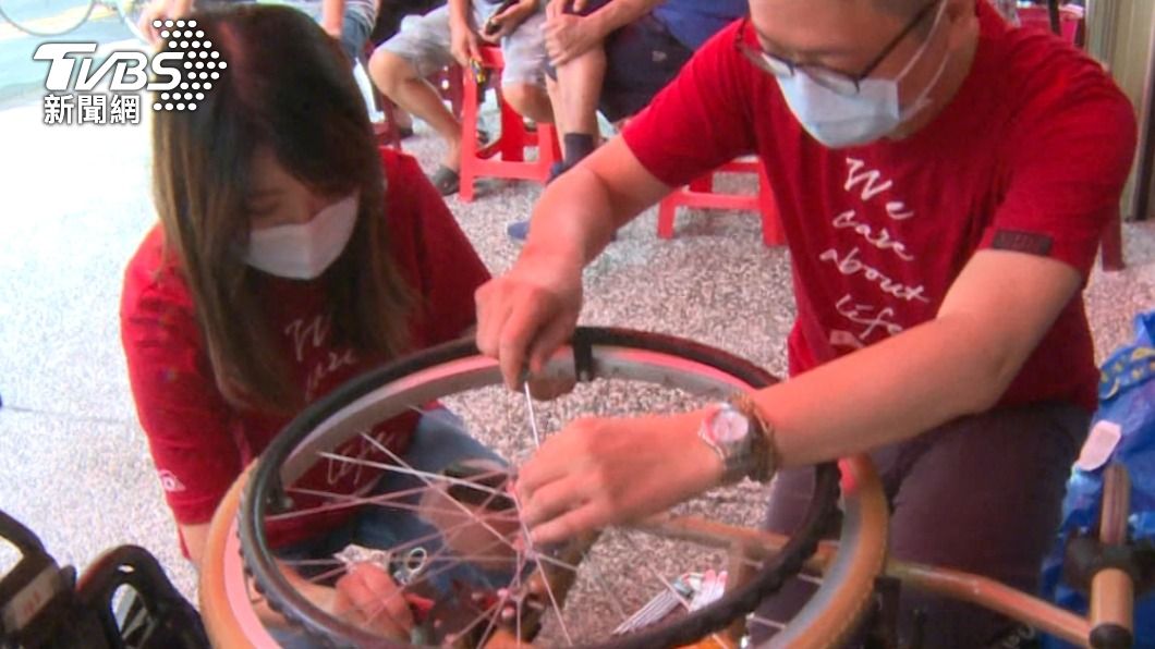 志工會到各社區進行輪椅維修。（圖／TVBS）