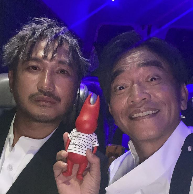 吳宗憲、KID打起精神與代表小鬼的公仔娃娃合照。(圖/翻攝自吳宗憲IG)