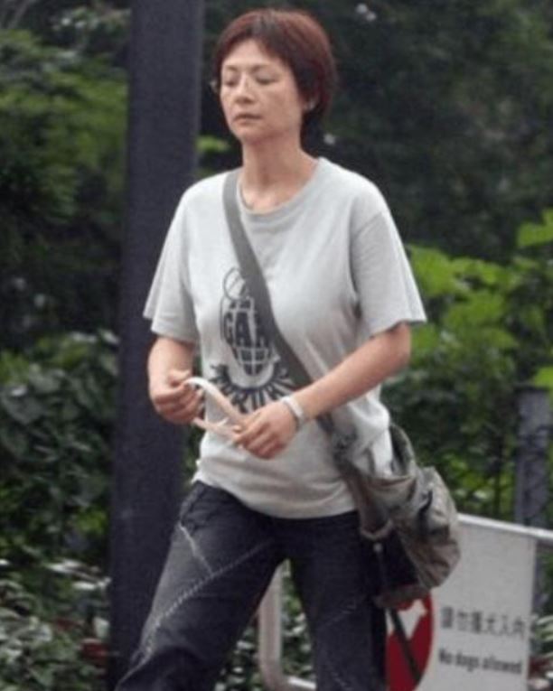 葉子楣出門被拍到，身材已走樣。（圖／翻攝自微博）