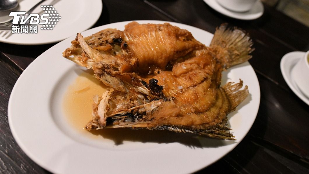 民間習俗中，魚料理上桌後，男方親友須離席。（示意圖／shutterstock 達志影像）