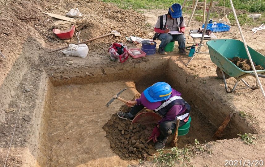 嘉義市目前正在進行鐵路高架化,工作人員進行台斗坑遺址發掘作業。(圖/翻攝自交通部鐵道局官網)