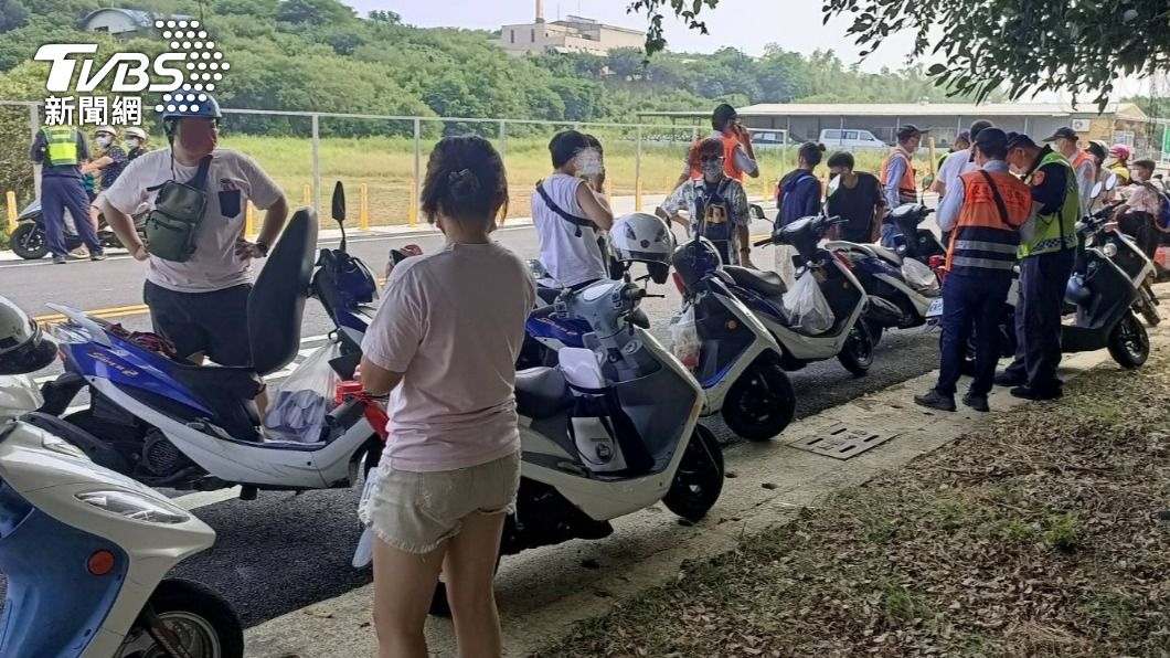東港警分局與屏東監理站至小琉球執行聯合稽查勤務，擴大取締交通違規。（圖／警方提供）